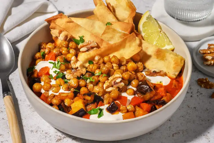 Aubergine fatteh met krokante kikkererwten