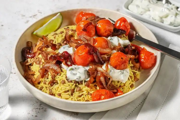 Mujaddara met harissa, cherrytomaten en komkommeryoghurt